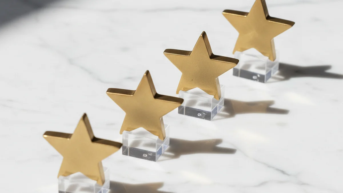 Cinco estrelas douradas em escada crescente sobre mármore branco, representando avaliações do Google.